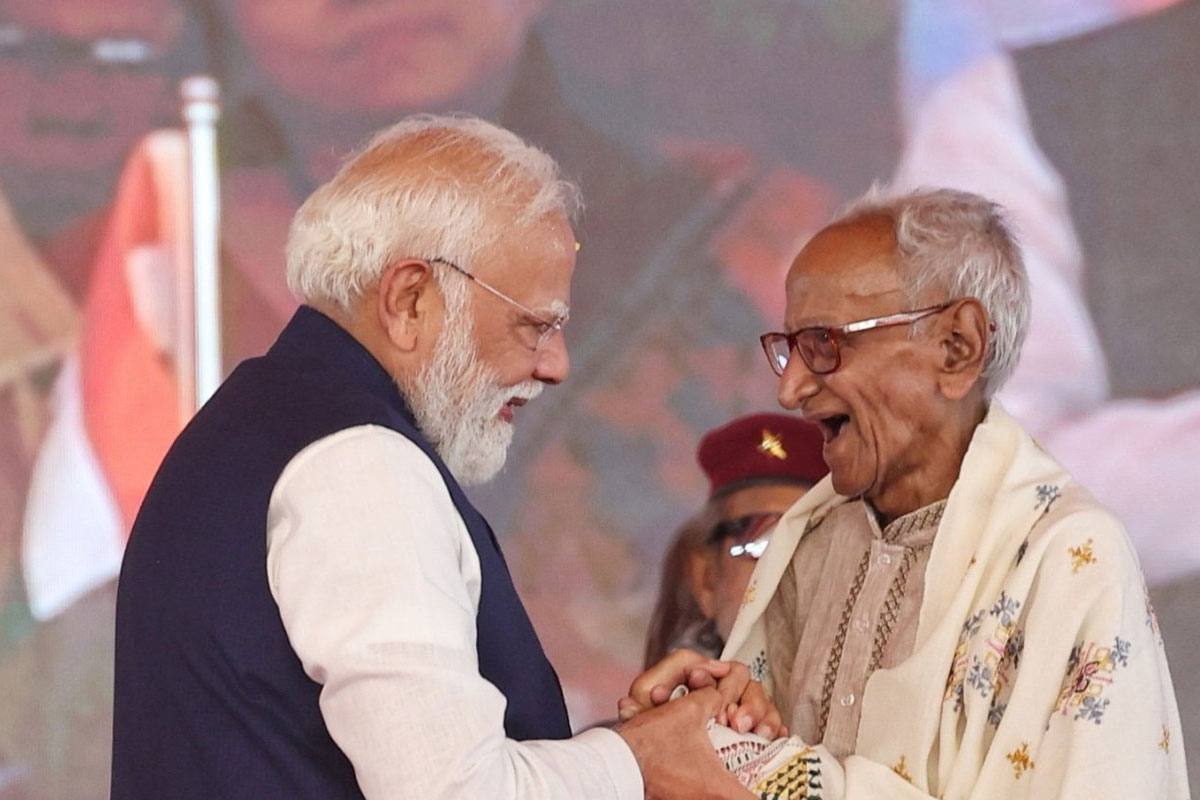 শপথমঞ্চে মাখনলাল সরকারের পায়ে হাত দিয়ে প্রণাম মোদির, কে এই ৯৮ বছরের ‘তরুণ’?