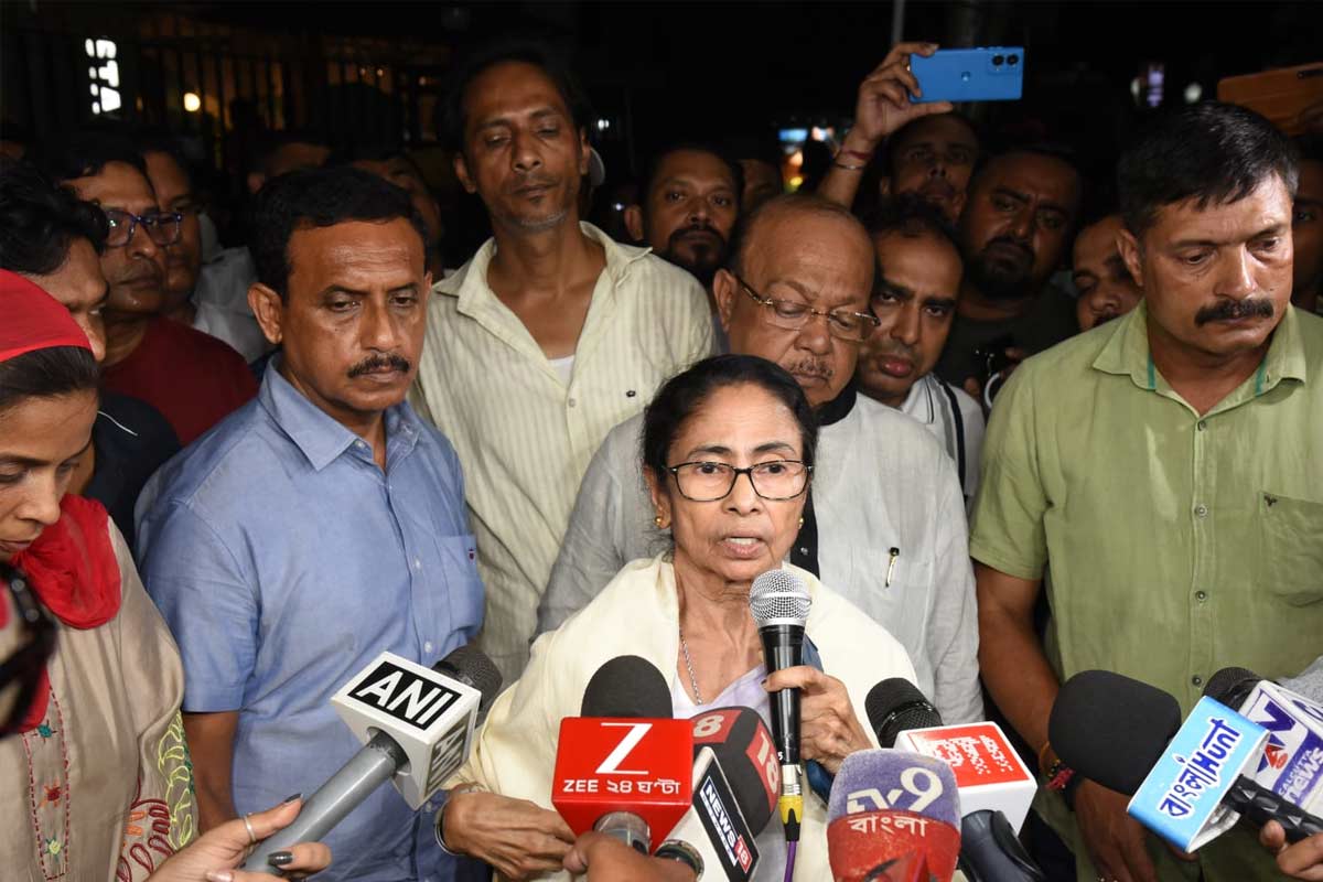 ‘আপাতত বাড়িতেই স্যালাইন-অক্সিজেন’, অভিষেককে হায়দরাবাদ নিয়ে গিয়ে চিকিৎসার ইঙ্গিত মমতার