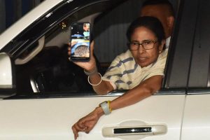 শাখাওয়াতের বাইরে থেকে টানা ফেসবুক লাইভ! মমতার নিশানায় ‘গুজরাটি যুবক’ আসলে কে?