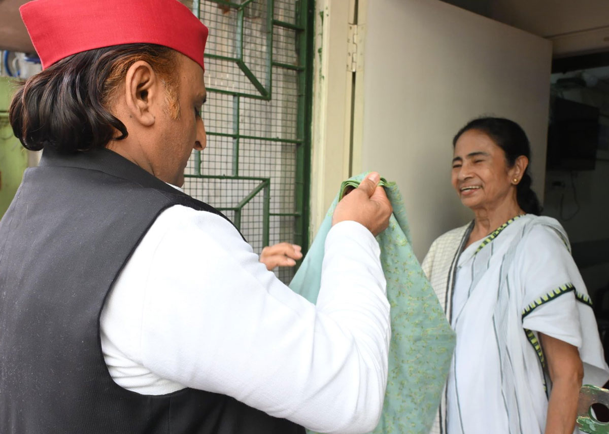 ‘আপনি হারেননি’, ইস্তফায় নারাজ মমতাকে কালীঘাটে গিয়ে পাশে থাকার বার্তা অখিলেশের