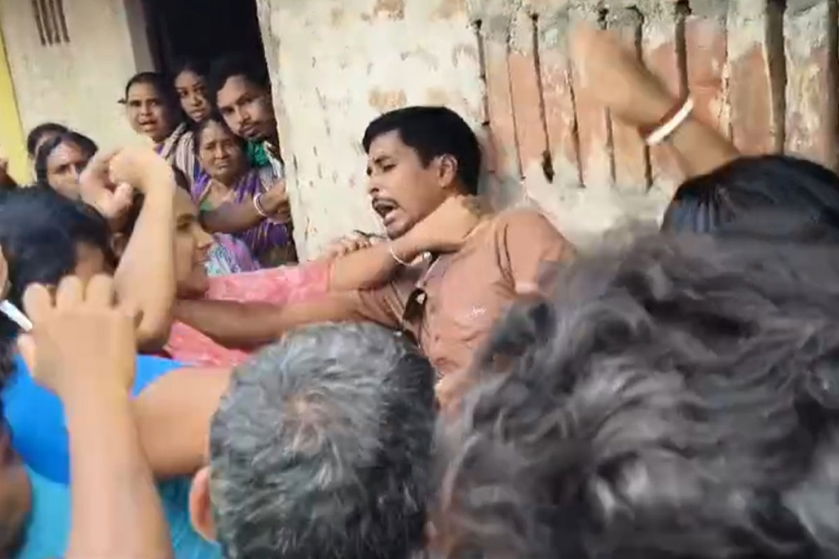 আবাসের ঘরপিছু কাটমানি ৫০০০! ফেরত চেয়ে প্রধানের স্বামীকে এলোপাথাড়ি চড়-থাপ্পড় মহিলাদের