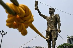 হাওয়ায় দুলছে মেসির মূর্তি, সরাতে গলদঘর্ম প্রশাসন! পরিদর্শনে পূর্ত দপ্তর, আদৌ অক্ষত থাকবে স্ট্যাচু?