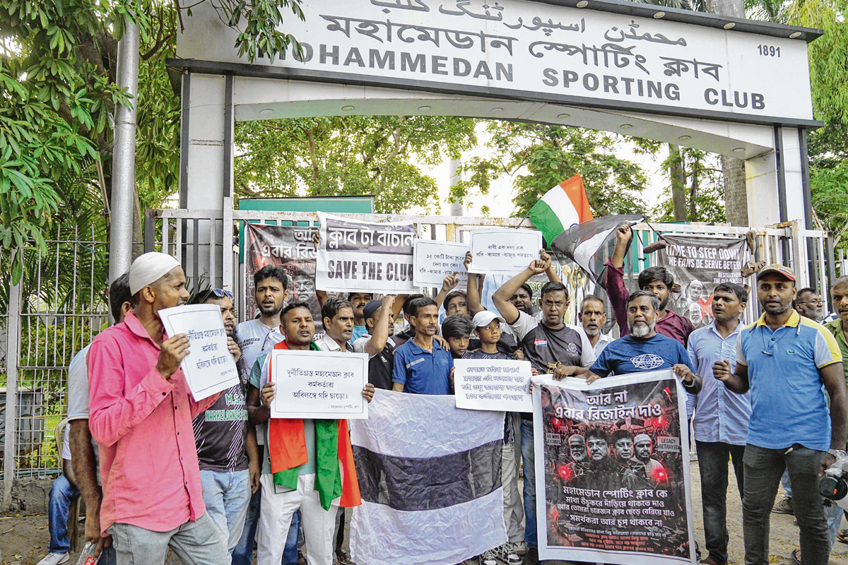 ক্লাবের মূল দরজায় তালা, কর্তাদের ছবিতে জুতোর মালা পরিয়ে বিক্ষোভ মহামেডানে