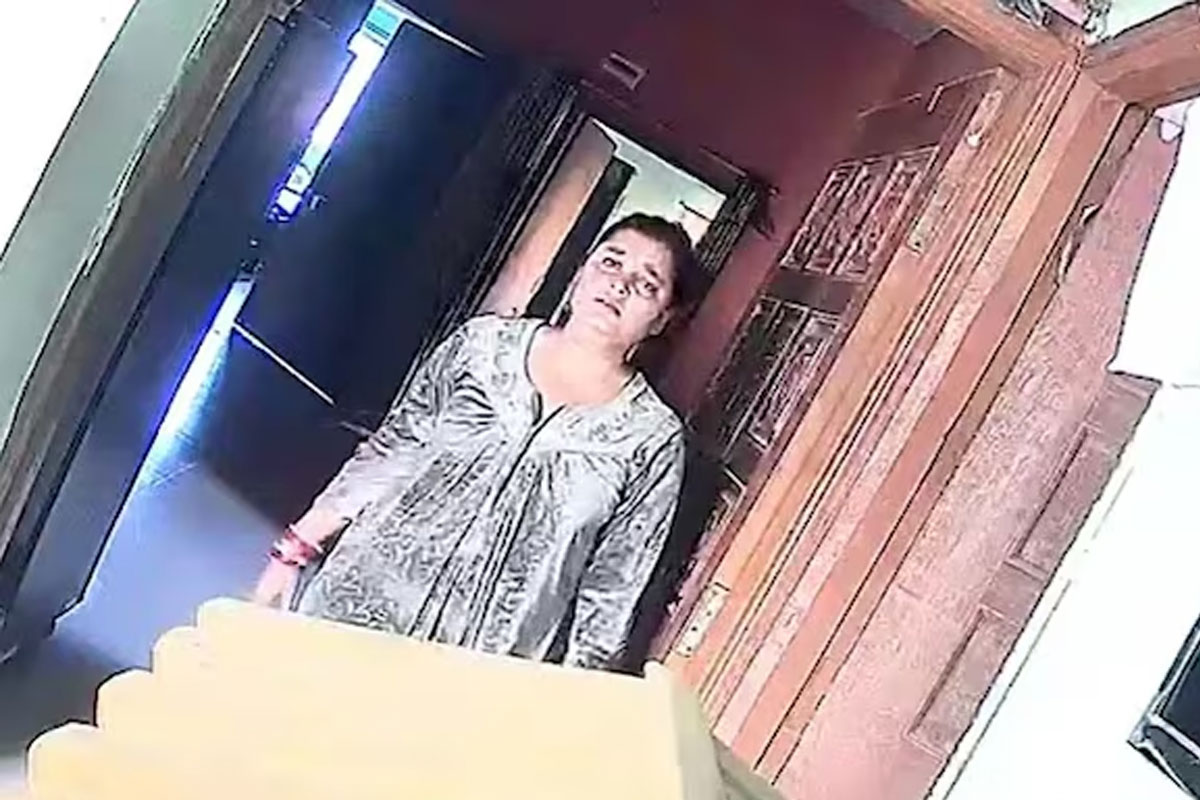 পক্ষাঘাতগ্রস্ত শ্বশুরকে বালিশ চাপা দিয়ে খুন! রাঁচিতে গ্রেপ্তার ‘সাইকো কিলার’ পুত্রবধূ
