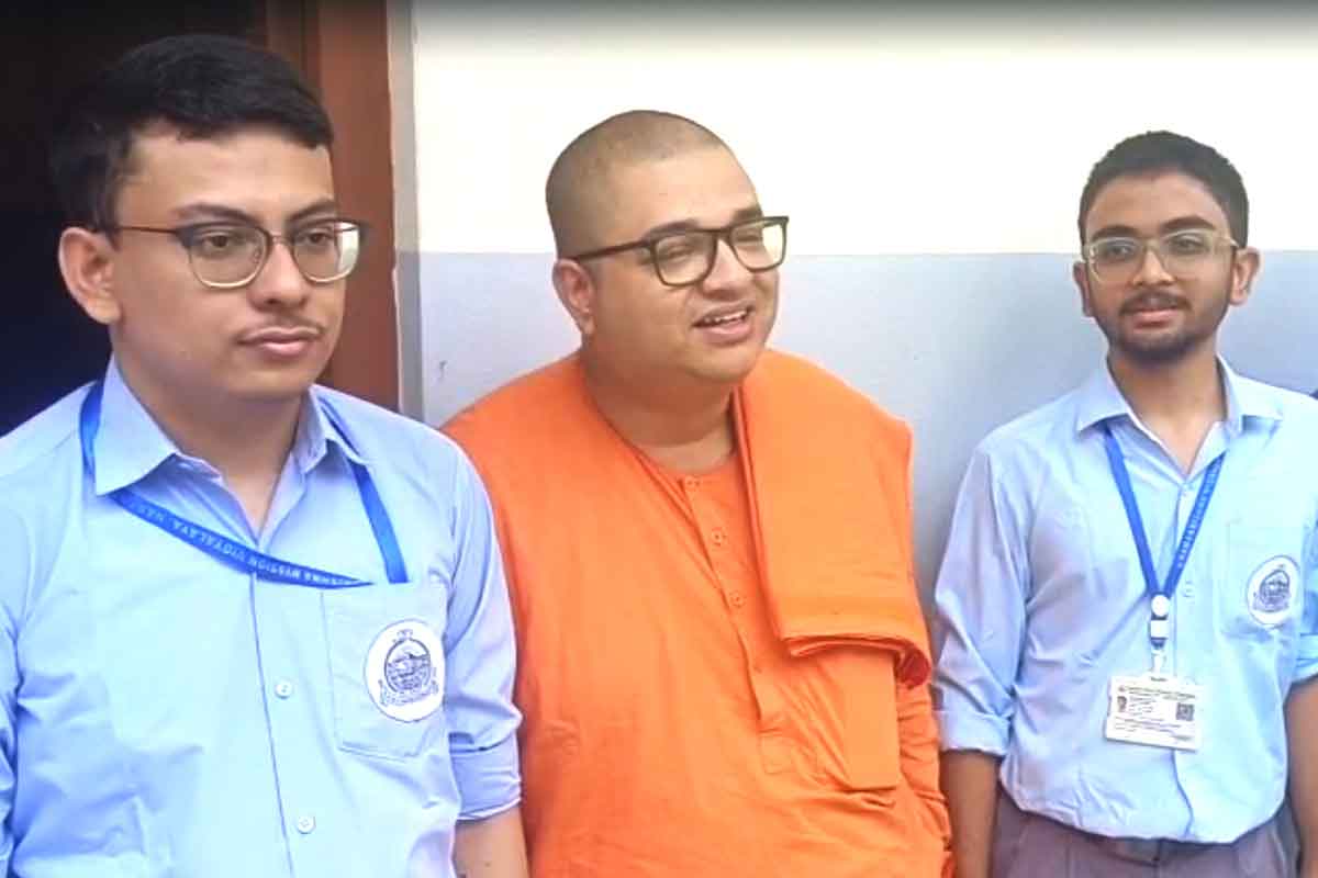 মেধাতালিকায় নরেন্দ্রপুর রামকৃষ্ণ মিশনের ১৮ জন, পড়ুয়াদের মোবাইল ‘জুজু’ থেকে বাঁচিয়েই সাফল্য! বলছেন মহারাজ