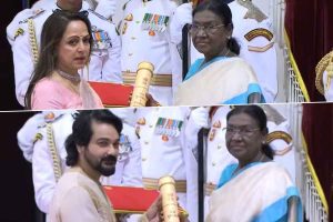 টলিউডের ‘জ্যেষ্ঠপুত্র’ প্রসেনজিতের হাতে পদ্মশ্রী, ধর্মেন্দ্রর হয়ে মরণোত্তর সম্মান গ্রহণ হেমার