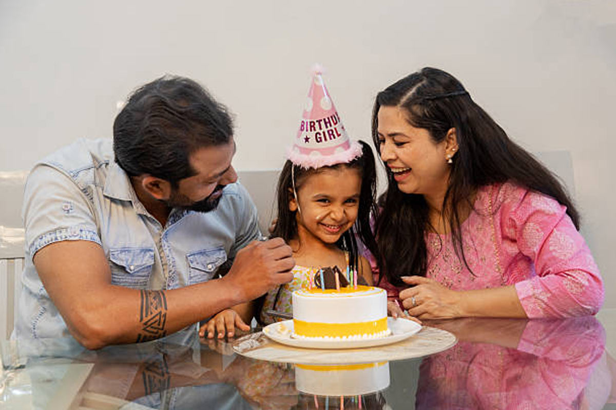 সন্তানের বন্ধু হতে এই ৬ অভিজ্ঞতা ভাগ করে নিচ্ছেন? ডেকে আনছেন গভীর মানসিক ক্ষতি!
