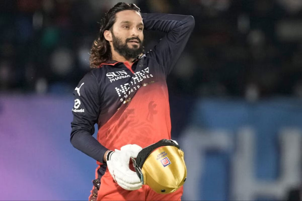 ছক্কার বৃষ্টিতে রজত-জয়ন্তী! গেইল-কোহলির রেকর্ড ভেঙে আরসিবি ক্যাপ্টেনের হুঙ্কার, ‘ফের আসছি’