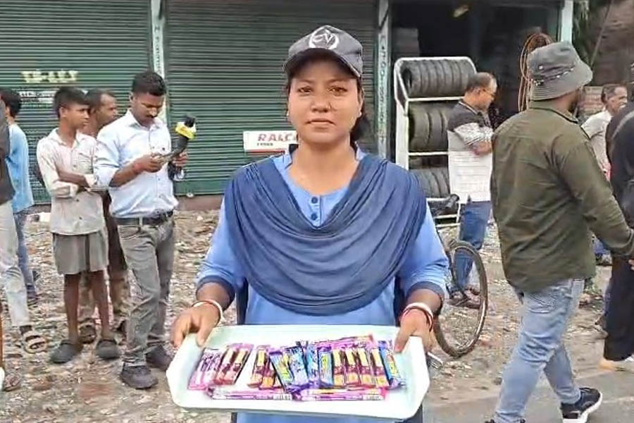 jalpaiguri-traffic-guards-campaign-to-make-traffic-violators-aware