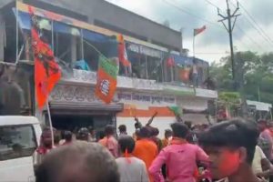 ‘সিংঘম’কে চ্যালেঞ্জ জানানো ‘পুষ্পা’ জাহাঙ্গিরের পার্টি অফিস ভাঙচুর, লাগানো হল গেরুয়া পতাকা