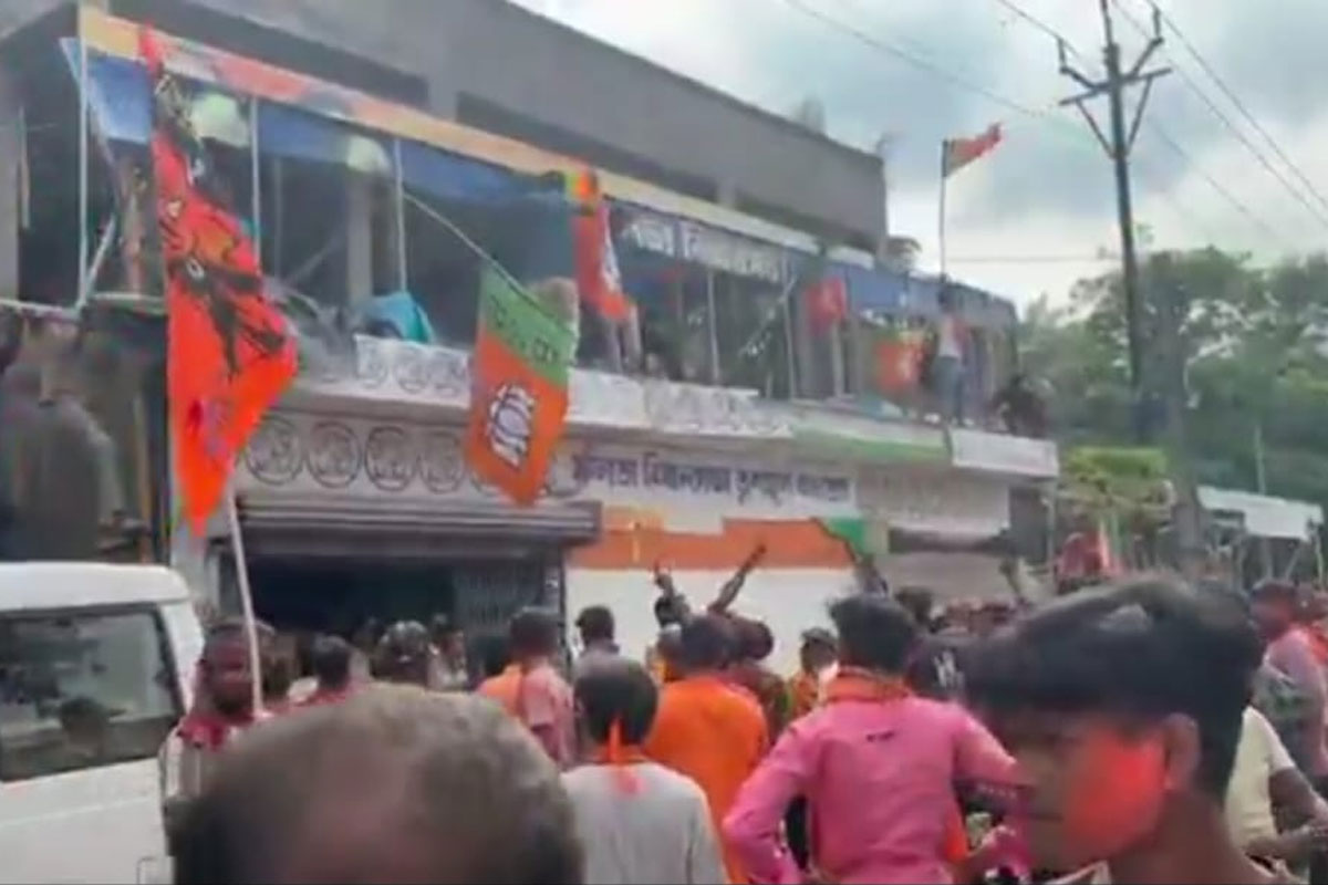 ‘সিংঘম’কে চ্যালেঞ্জ জানানো ‘পুষ্পা’ জাহাঙ্গিরের পার্টি অফিস ভাঙচুর, লাগানো হল গেরুয়া পতাকা