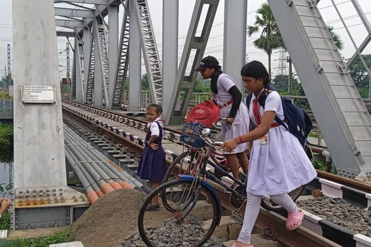 ৪০ বছর ধরে রেল ব্রিজ ধরেই ঝুঁকির যাতায়াত, সমস্যা সমাধানে উদ্যোগী নতুন সরকার