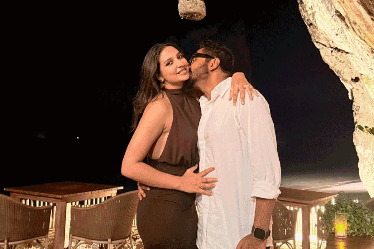 রাজনীতিকে বিদায় জানিয়েই বিদেশ পাড়ি! বিয়ের জন্মদিনে শুভশ্রীকে ঠোঁটঠাসা চুমু রাজের