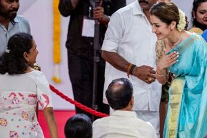 মুখ্যমন্ত্রী হিসেবে শপথগ্রহণের আগে বিজয়ের মাকে উষ্ণ আলিঙ্গন, তৃষার সঙ্গে সম্পর্কে সিলমোহর?