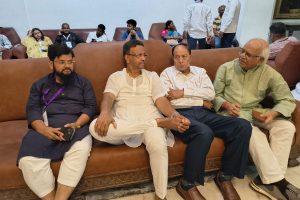 বসতে হবে বিরোধী বেঞ্চে, দলের বিধায়কদের সুবিধা-অসুবিধা দেখতে বিধানসভায় শোভনদেব, ফিরহাদ