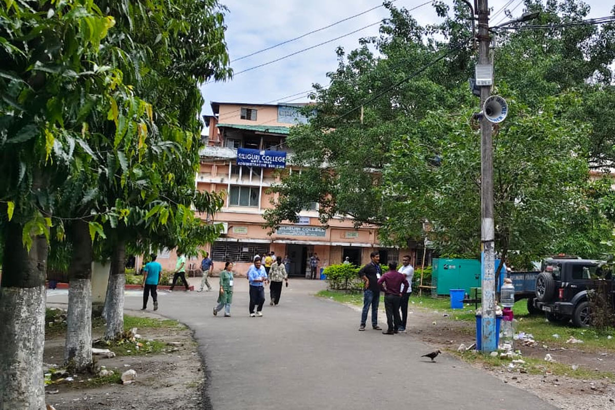 পোস্টাল ব্যালটের ট্রাঙ্ক খোলা শিলিগুড়িতে, দার্জিলিংয়ের সমতলে বন্ধ গণনা!