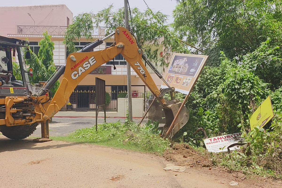 Bulldozers to save Sonajhuri forest! Forest department cuts soil and blocks road to prevent vehicle movement