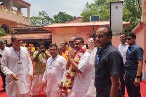 ‘গীতার বাণী গ্রহণ করে বাংলার গৌরব ফেরানোই প্রার্থনা,’ মায়াপুরে ইসকনে আবেগাপ্লুত শুভেন্দু