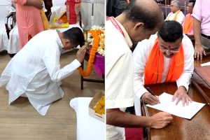 বিধানসভার সিঁড়িতে জুতো খুলে নতজানু হয়ে প্রণাম, ভবানীপুরের বিধায়ক হিসেবেই শপথ শুভেন্দুর