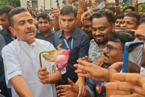 চিতাবাঘ হাতে হাজির অনুগামীরা, জনপ্লাবনে ভেসে ‘ব্যারিকেডহীন’ শান্তিকুঞ্জ থেকে কলকাতায় মুখ্যমন্ত্রী শুভেন্দু