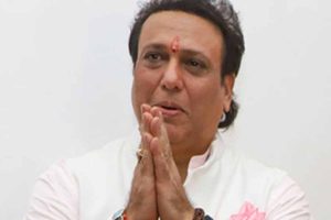 গোবিন্দাকে ছুঁতেই পাপারাজ্জির সঙ্গে বিতর্কে দেহরক্ষী, নিজেই এগিয়ে এসে চিচি বললেন…