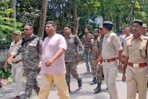 দড়ি ধরে মারো টান! আলিপুরদুয়ারে তৃণমূল নেতাকে কোমড়ে দড়ি বেঁধে ঘোরাল পুলিশ