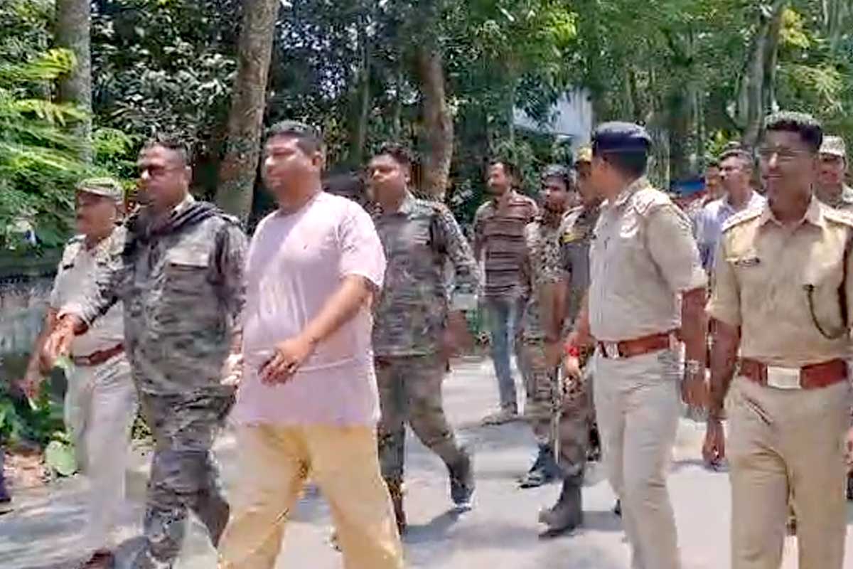 দড়ি ধরে মারো টান! আলিপুরদুয়ারে তৃণমূল নেতাকে কোমড়ে দড়ি বেঁধে ঘোরাল পুলিশ