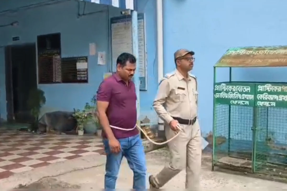 মারধর, তোলাবাজি কামারপুকুরের তৃণমূল নেতার! ধৃতকে কোমরে দড়ি বেঁধে আদালতে পেশ পুলিশের