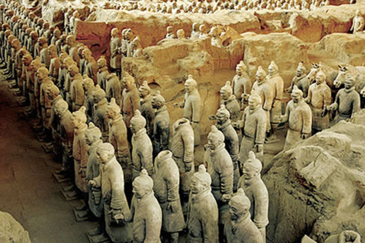archaeologists fear to open 2200 years old tomb in china