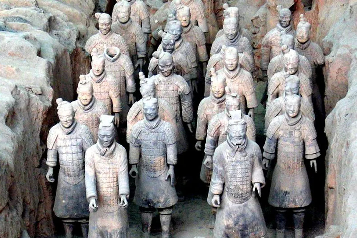 archaeologists fear to open 2200 years old tomb in china