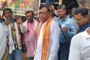 ৫৫ দিন পেরিয়েছে আদিবাসীদের আন্দোলন, ধরনামঞ্চে দাঁড়িয়েই সমাধানের আশ্বাস মন্ত্রী টুডুর