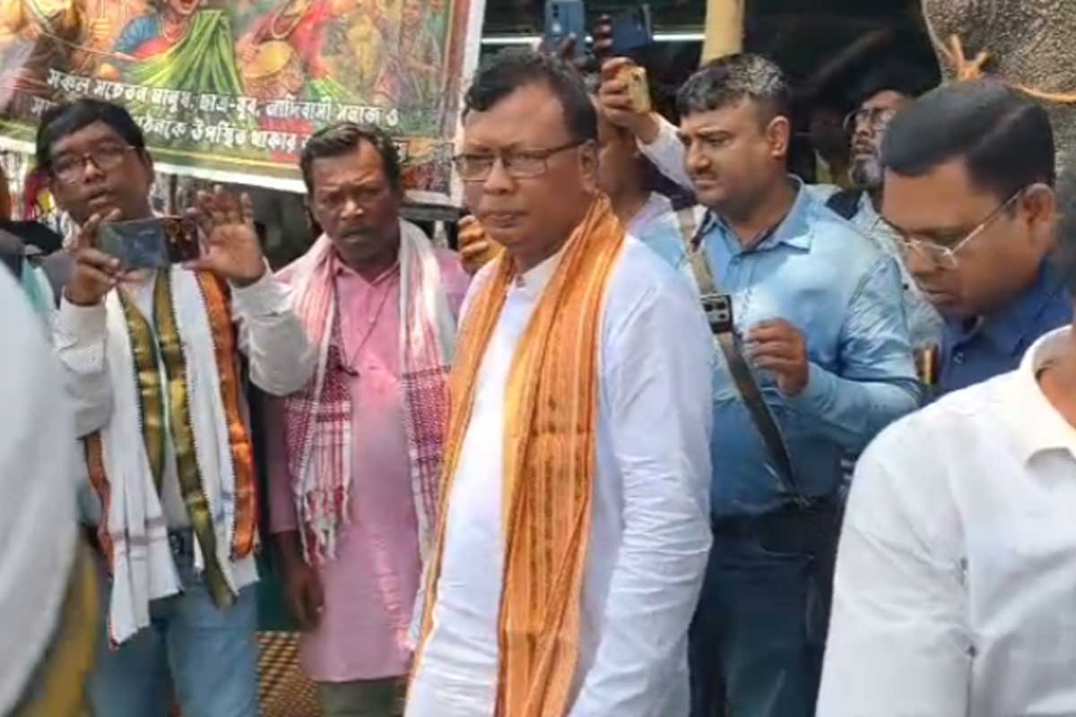 ৫৫ দিন পেরিয়েছে আদিবাসীদের আন্দোলন, ধরনামঞ্চে দাঁড়িয়েই সমাধানের আশ্বাস মন্ত্রী টুডুর