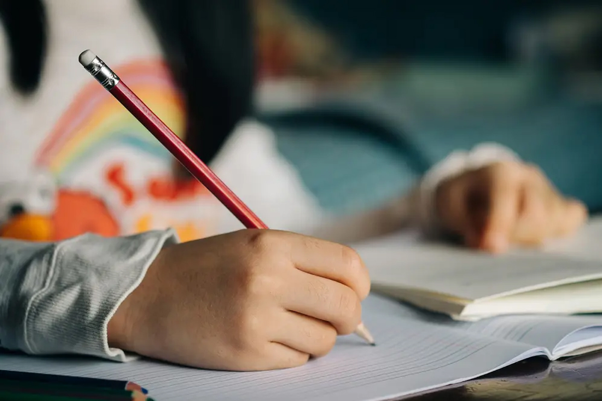 handwriting boosts memory attention better than typing study reveals