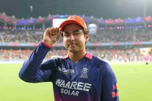 গেইলের রেকর্ড ভাঙল বৈভব ঝড়ে, ‘বস বেবি’র থেকে নজর ঘোরাতে পারছেন না মুগ্ধ শচীন