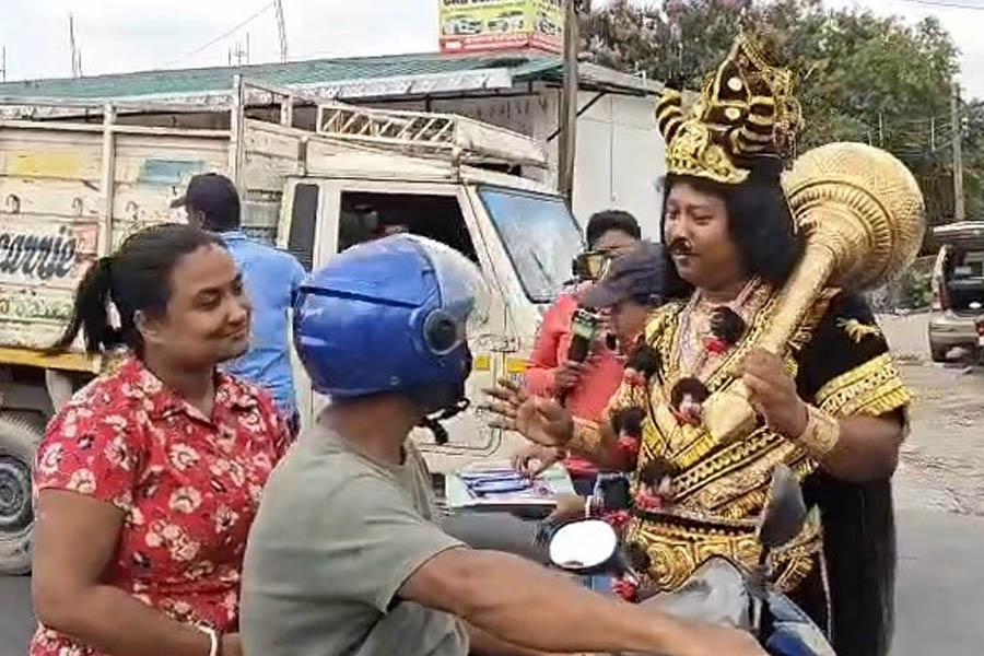 Jalpaiguri Traffic Guard's campaign to make traffic violators aware