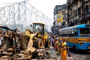 ভেঙেছে বেশ করেছে, হাওড়ায় বুলডোজারে ধ্বংস ‘বেআইনি’ দোকান, কী বলছেন ওঁরা?
