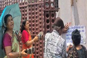 গেট খুললেই জুতোর বাড়ি! প্রতারণার অভিযোগে দুর্গাপুরে তৃণমূলের নেতার বাড়ির সামনে ধরনা