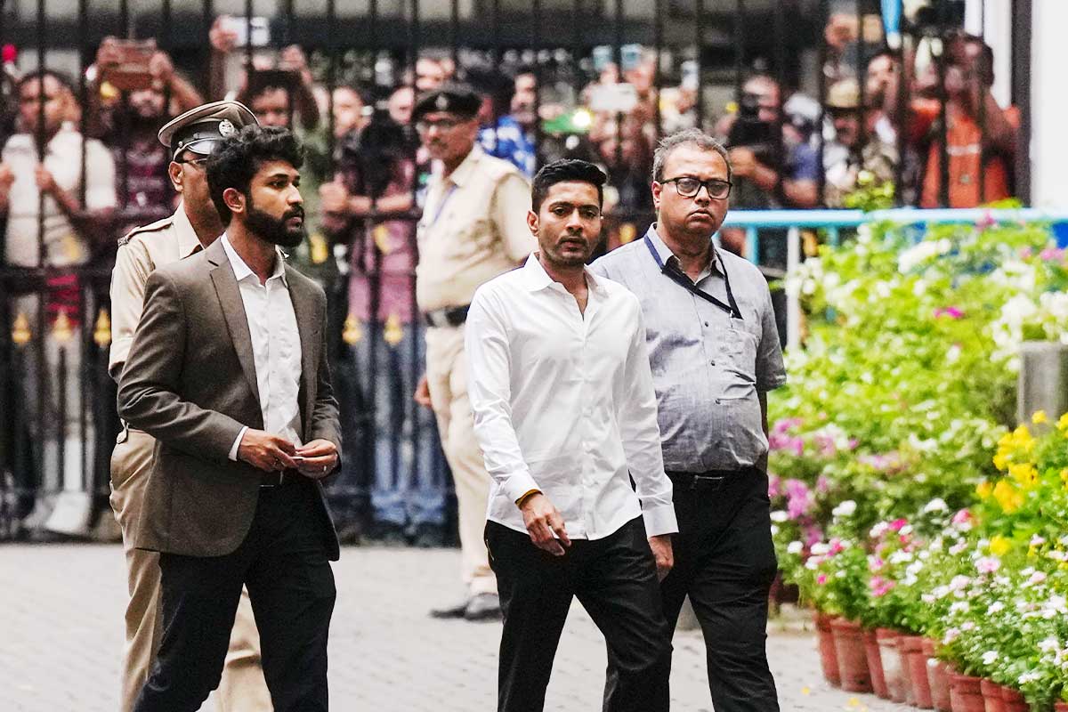 সব প্রশ্নের জবাব ‘জানি না’, সিআইডি জেরায় মেজাজ হারান অভিষেক! মমতার বাড়ি থেকে বেরলেন মুখ লুকিয়ে
