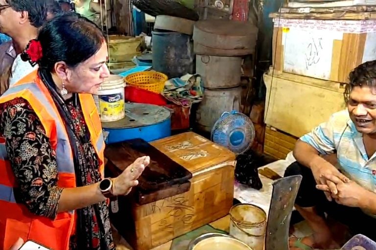 ‘নোংরা হলেই জরিমানা’, গড়িয়াহাট বাজার ঘুরে ব্যবসায়ীদের স্বচ্ছতা-পাঠ পুরমন্ত্রী অগ্নিমিত্রার