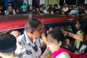 বিমানবন্দরে অভিষেককে ডিম ছোড়ার পরিকল্পনা! তৃণমূল সমর্থকদের সঙ্গে হাতাহাতি বিজেপির
