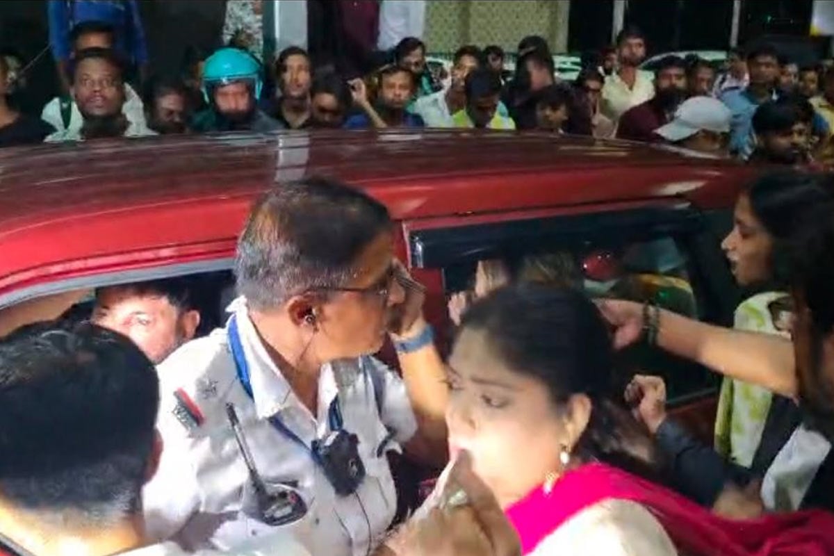 বিমানবন্দরে অভিষেককে ডিম ছোড়ার পরিকল্পনা! তৃণমূল সমর্থকদের সঙ্গে হাতাহাতি বিজেপির