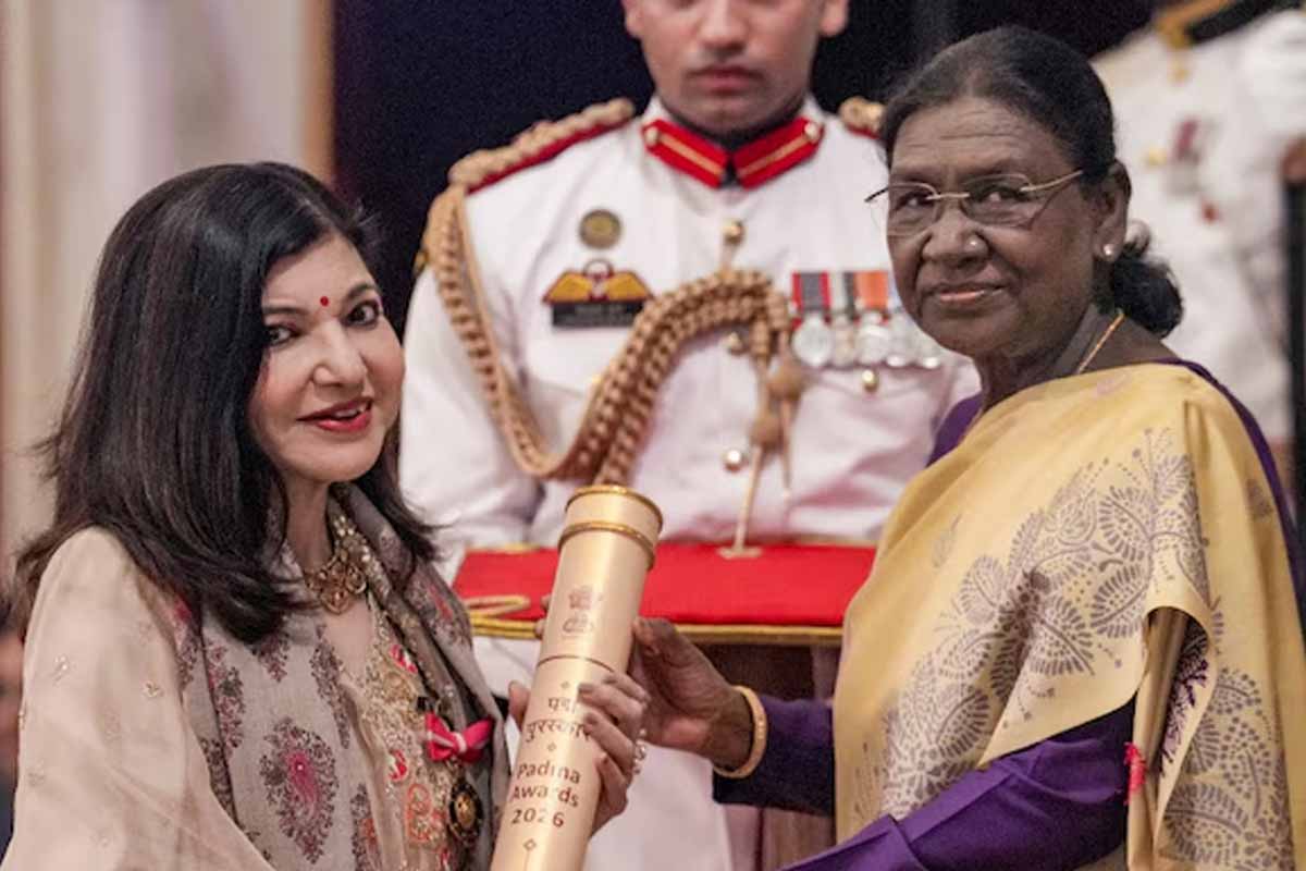 শ্রবণশক্তি হারাচ্ছেন, চলাফেরাও কঠিন! পদ্ম সম্মানের মঞ্চে অলকা ইয়াগনিককে দেখে মনখারাপ অনুরাগীদের