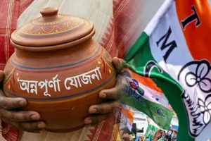 সরকারের অন্ধ বিরোধিতা নয়! কলকাতায় অন্নপূর্ণা ভাণ্ডারের ফর্ম বিলি তৃণমূল কাউন্সিলরদের