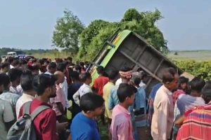 যাত্রী নিয়ে উলটে গেল বাস, তারকেশ্বরে জল ঢালতে যাওয়ার পথে মৃত ২ পুণ্যার্থী