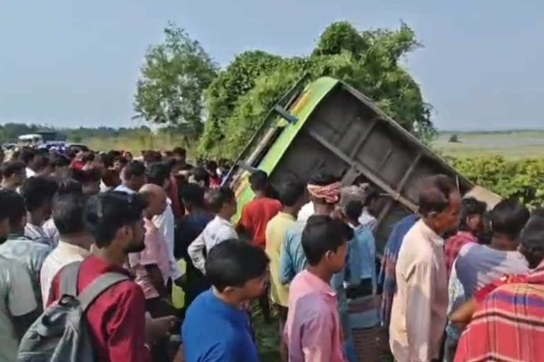 যাত্রী নিয়ে উলটে গেল বাস, তারকেশ্বরে জল ঢালতে যাওয়ার পথে মৃত ২ পুণ্যার্থী