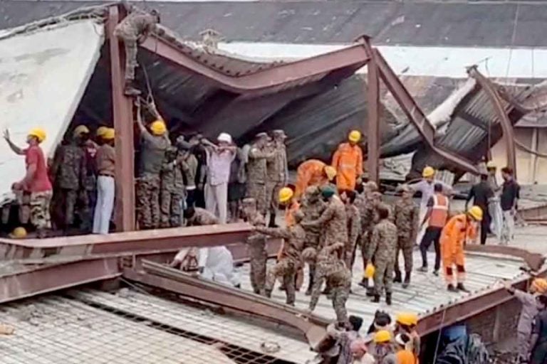 যুদ্ধকালীন তৎপরতা! অত্যাধুনিক ‘অস্ত্রে’ সজ্জিত সেনার উদ্ধারকাজ দেখল তারাতলা