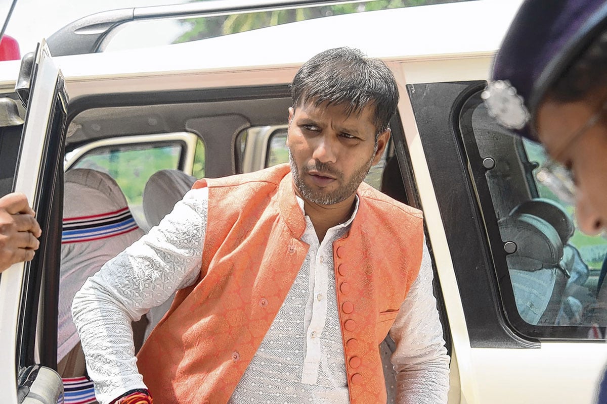 ‘বাংলার খেলা থেকে স্বজনপোষণ তুলে দেব’, মন্ত্রী হিসেবে শপথ নিয়ে প্রতিজ্ঞা দিন্দার