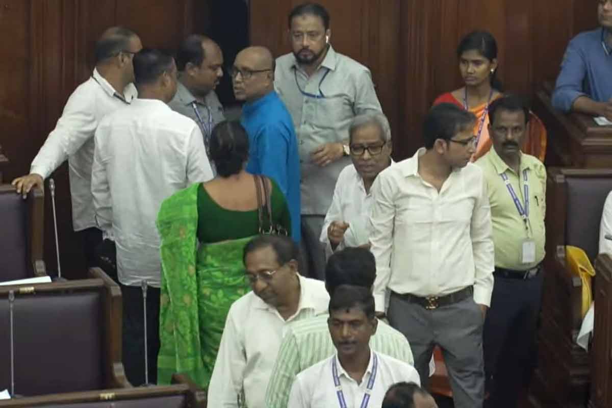 বিধানসভায় ছন্নছাড়া ‘ঋত তৃণমূল’, ওয়াকআউটের কারণ না বুঝে ভিতরে ৫ বিধায়ক
