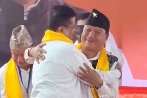 হাসিমুখে শুভেন্দুর সভামঞ্চে, দিন বদলে পাহাড়ের রাশ ফের গুরংয়ের হাতে!
