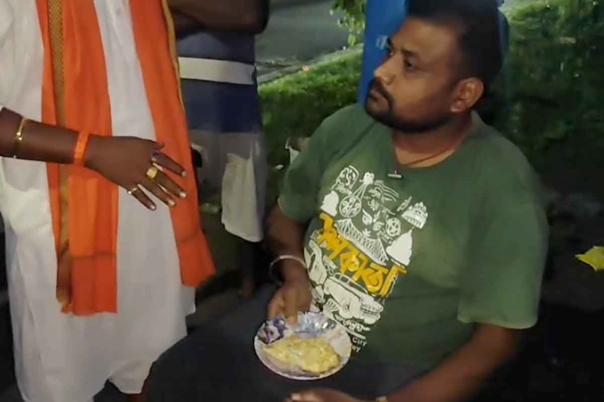 বিজেপি নেতার গান্ধীগিরি! ডিম ছুড়ে নয়, ‘দুর্নীতিগ্রস্ত’ তৃণমূল নেতাকে খাওয়ানো হল অমলেট
